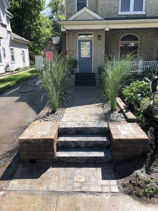 Faux stone steps, walkway and retaining wall. A project by the London Ontario based O'Connor Stone & Landscape
